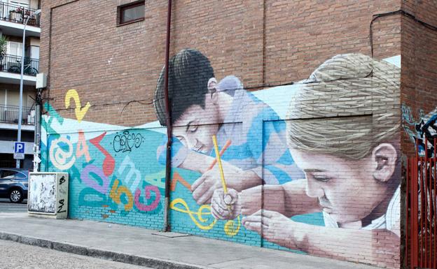 Mural del colegio Rufino Blanco, también incluido en el programa municipal. 