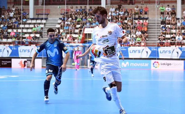Antonio Diz controla el balón durante el partido de Liga disputado entre el Naturpellet y el Movistar Inter.