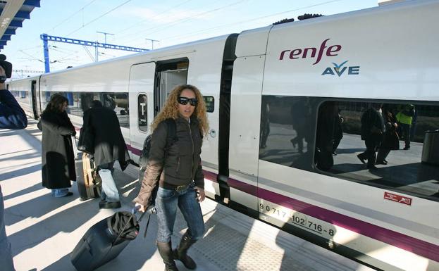 Convoy del AVE llega a la estación de El Camp de Tarragona. 