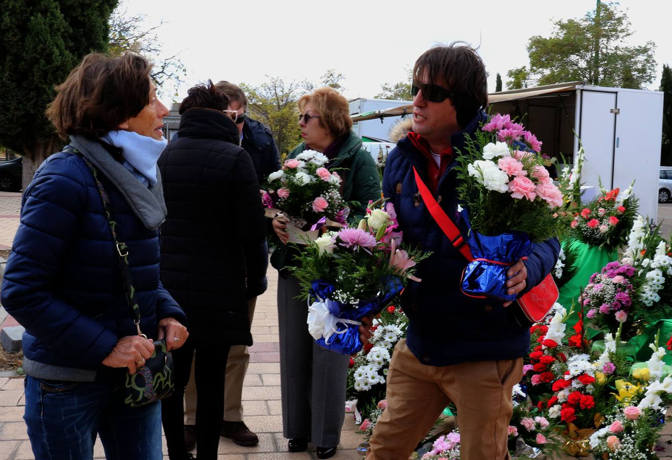 Fotos: Preparativos para el Día de Todos los Santos en el cementerio de El Carmen de Valladolid