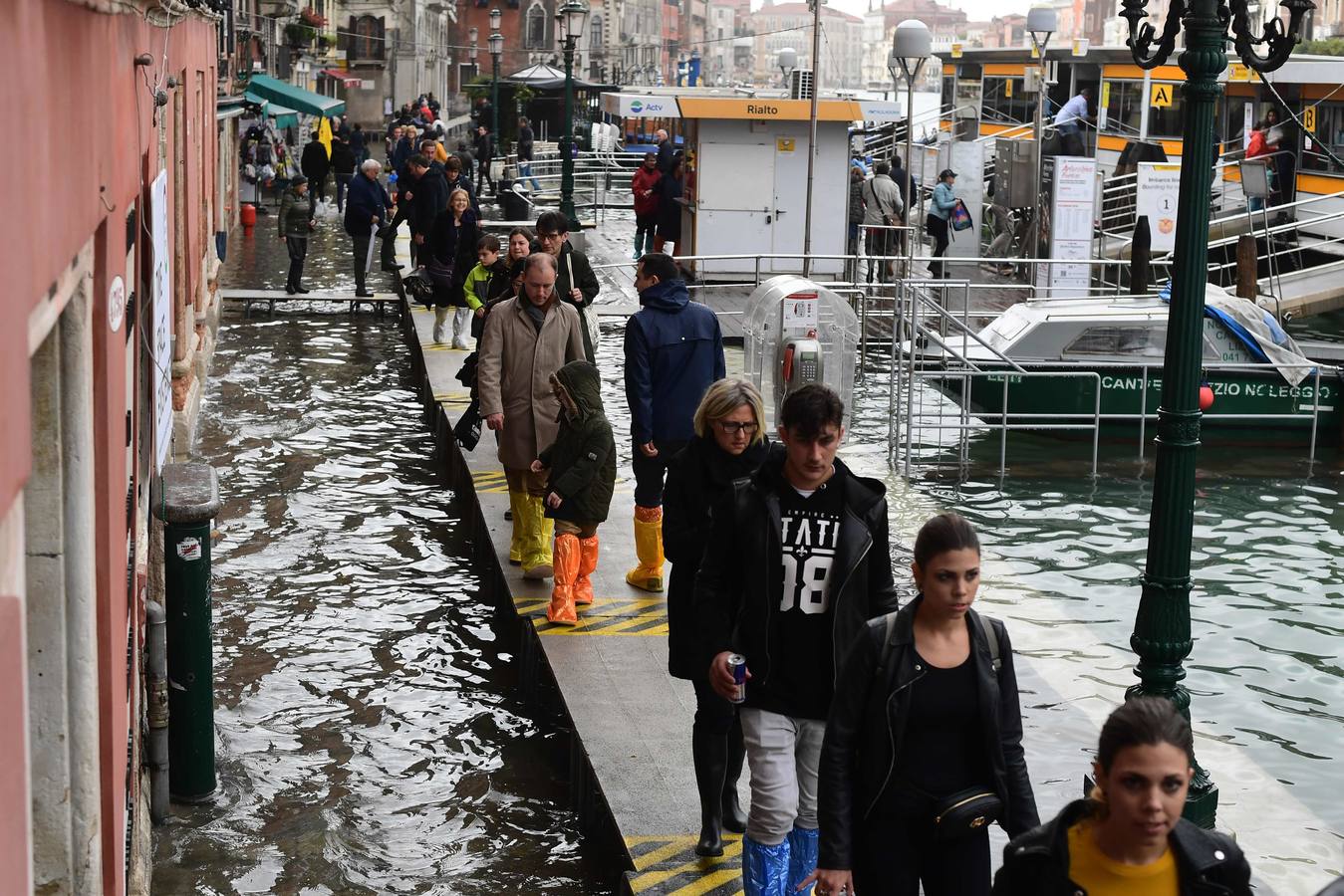 El agua alcanzó este lunes un nivel histórico en la ciudad debido al temporal que azota al país