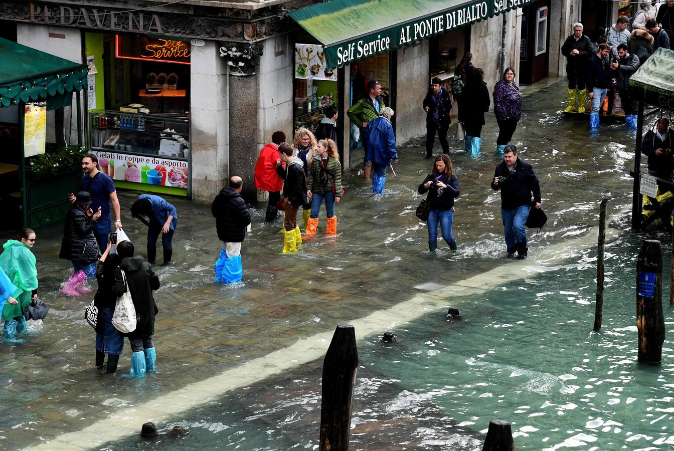 El agua alcanzó este lunes un nivel histórico en la ciudad debido al temporal que azota al país