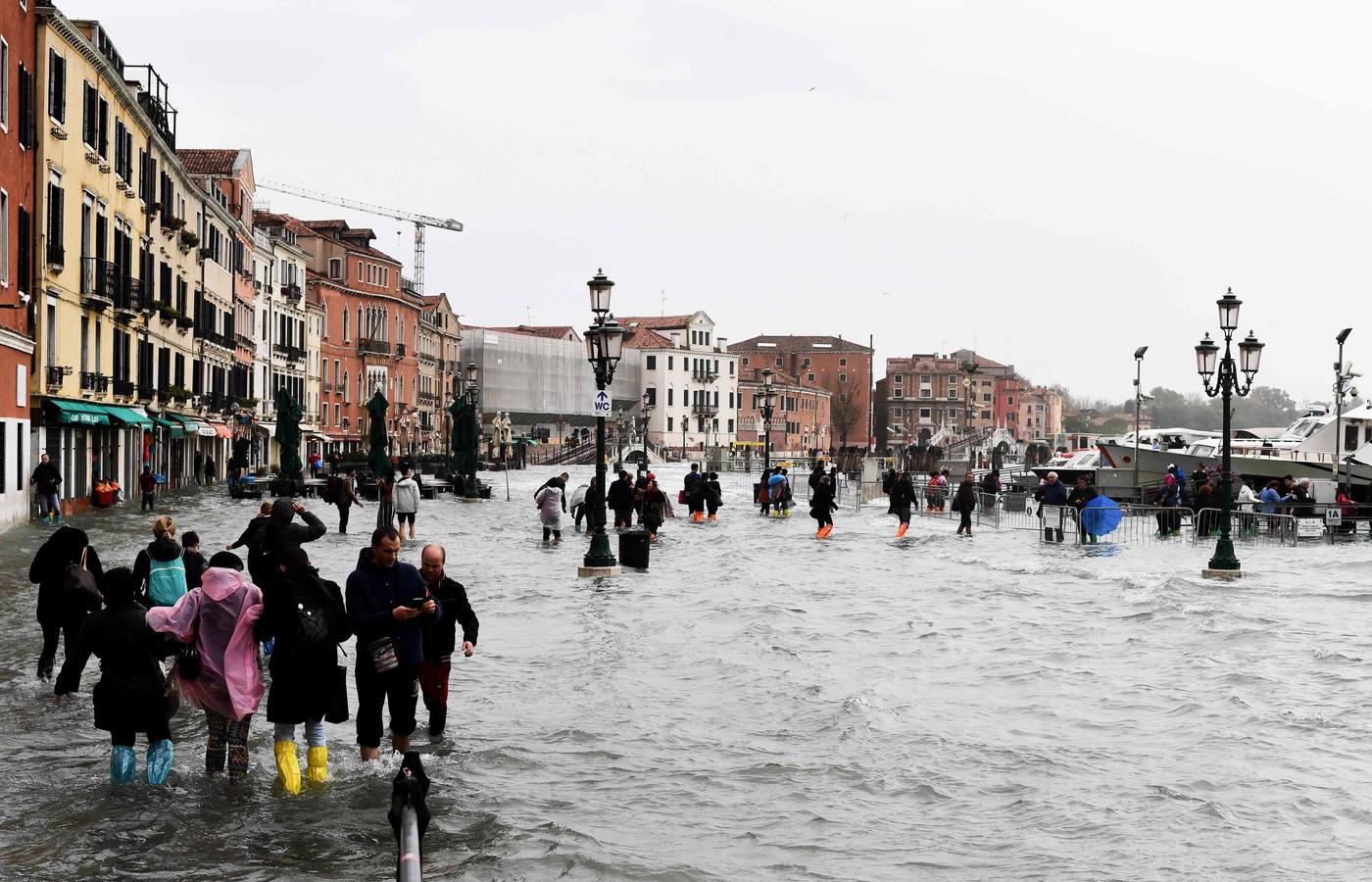 El agua alcanzó este lunes un nivel histórico en la ciudad debido al temporal que azota al país