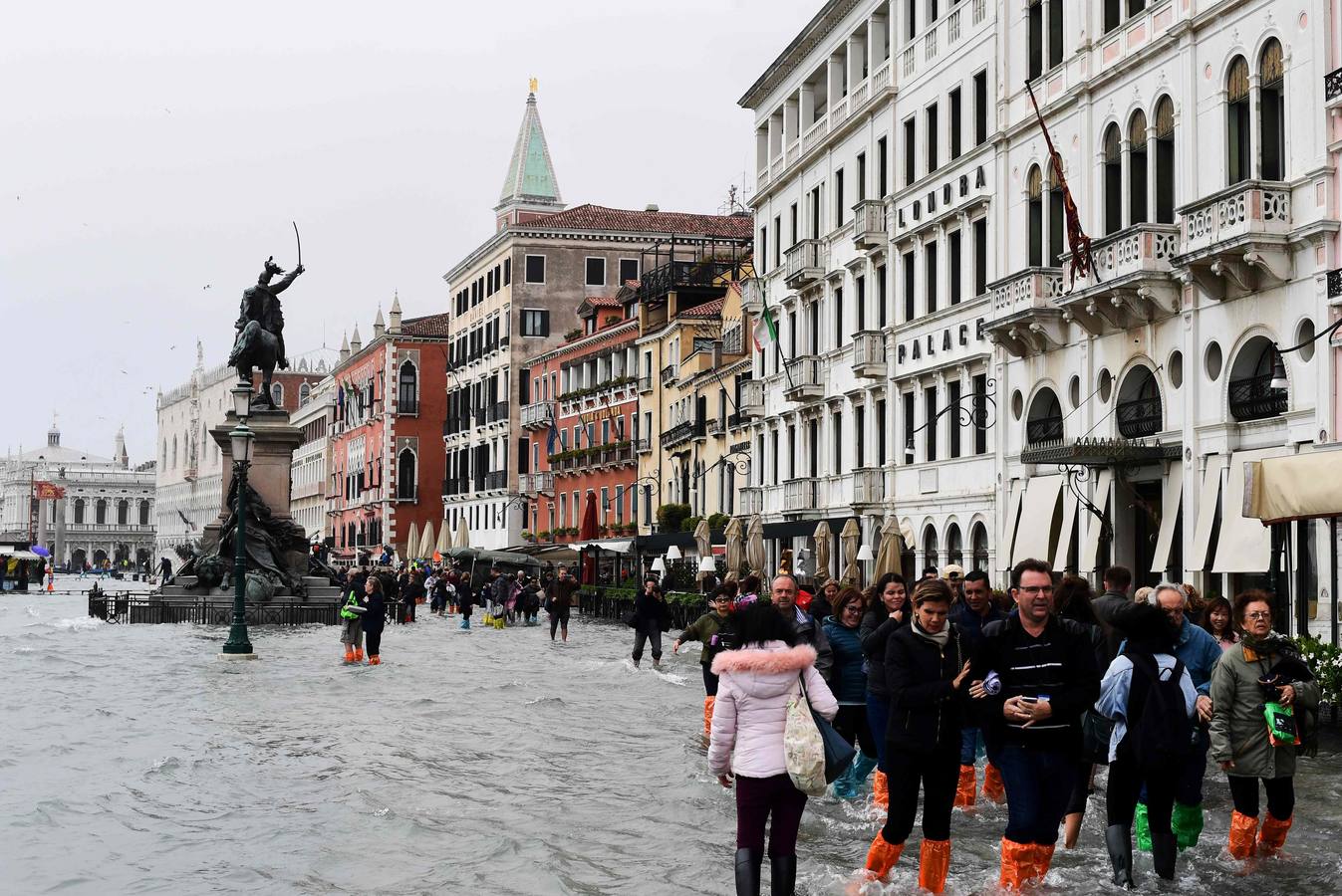 El agua alcanzó este lunes un nivel histórico en la ciudad debido al temporal que azota al país