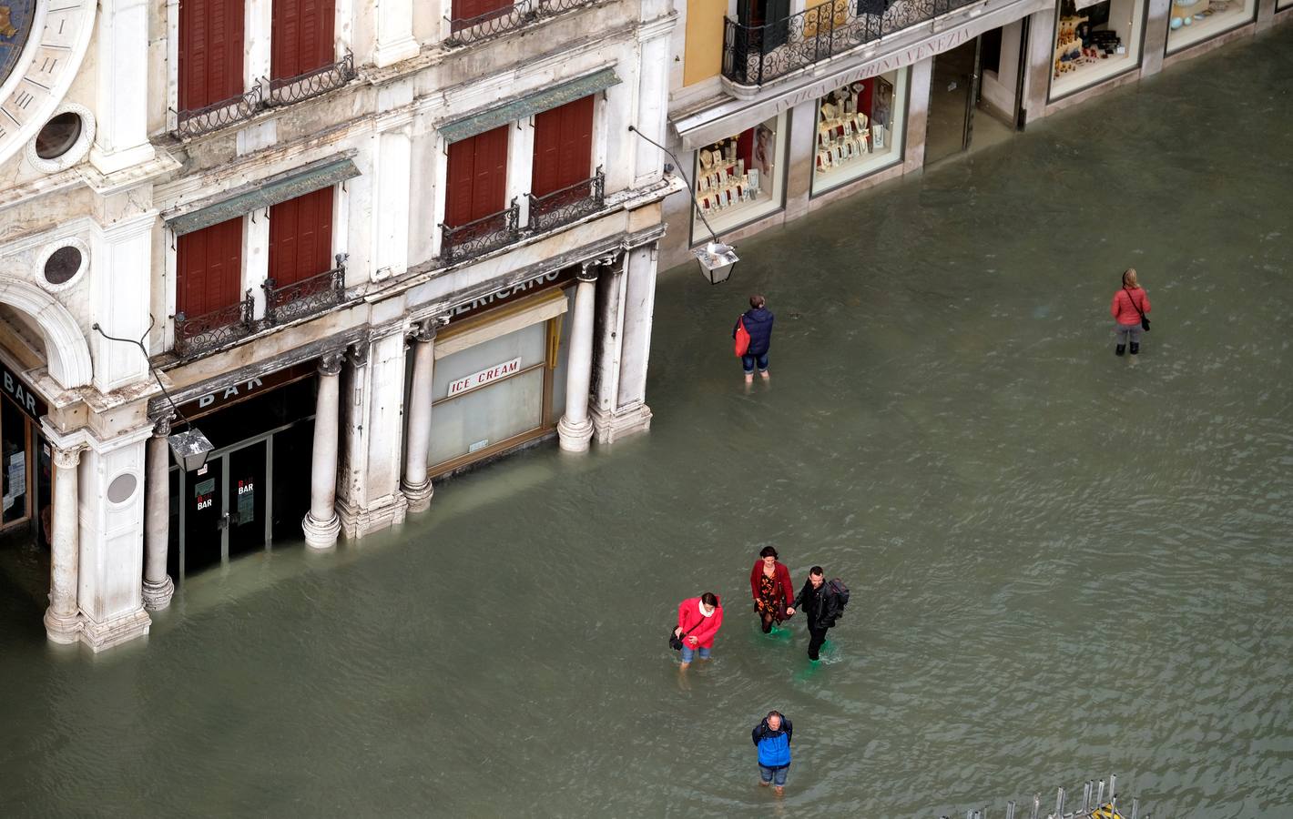 El agua alcanzó este lunes un nivel histórico en la ciudad debido al temporal que azota al país