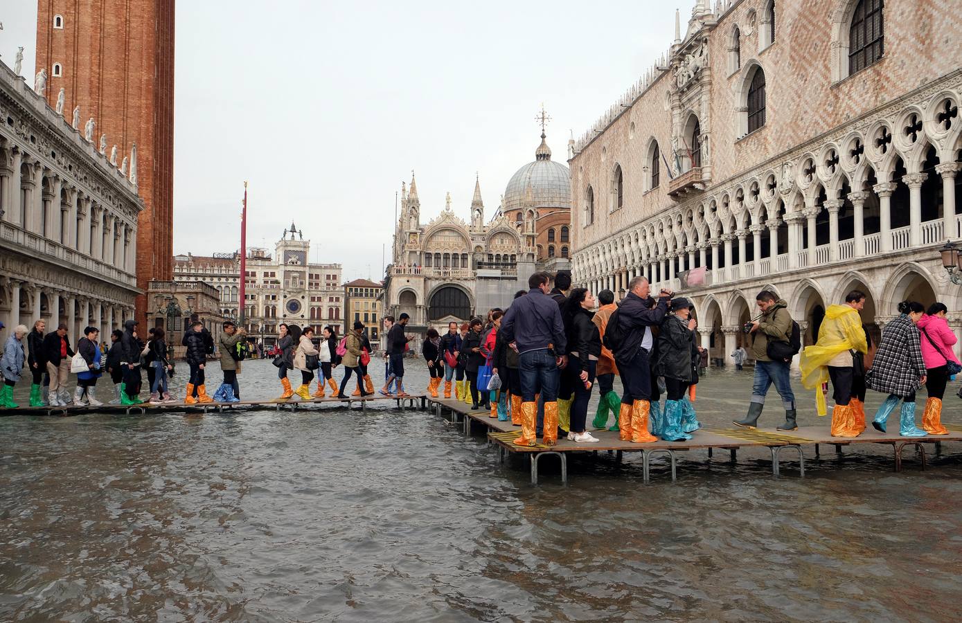 El agua alcanzó este lunes un nivel histórico en la ciudad debido al temporal que azota al país