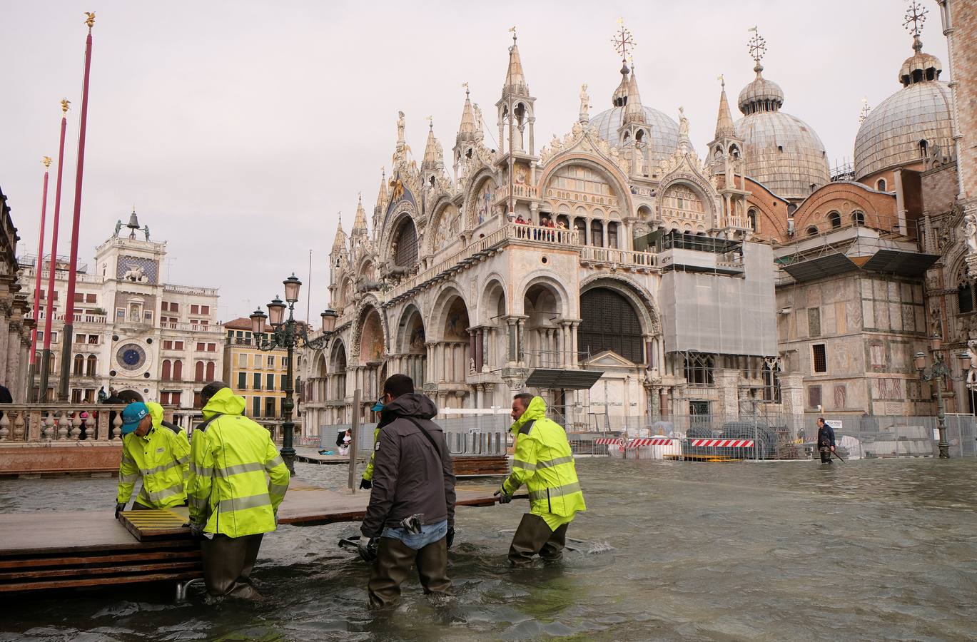 El agua alcanzó este lunes un nivel histórico en la ciudad debido al temporal que azota al país