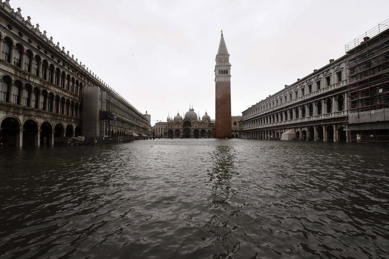 El agua alcanzó este lunes un nivel histórico en la ciudad debido al temporal que azota al país