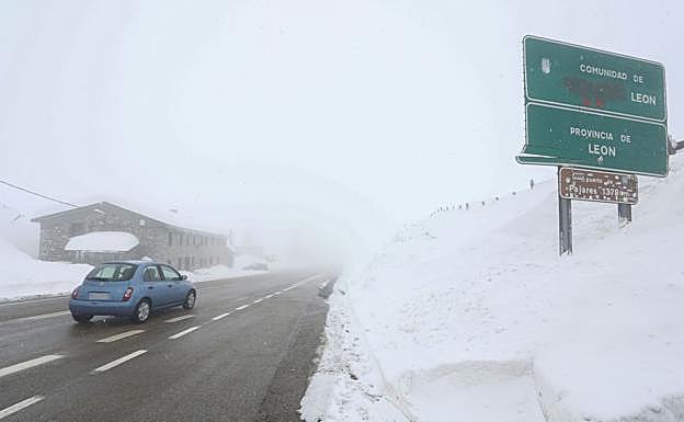 La nieve sigue complicando la circulación entre León y Asturias.