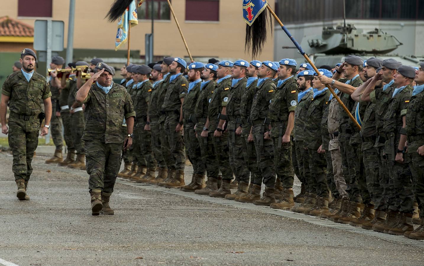 La parada militar se ha celebrado bajo la presidencia del coronel Álvaro de Zunzunegui, jefe del Regimiento, y los soldados que forman parte del contigente han sido despedidos por sus familiares, amigos y compañeros