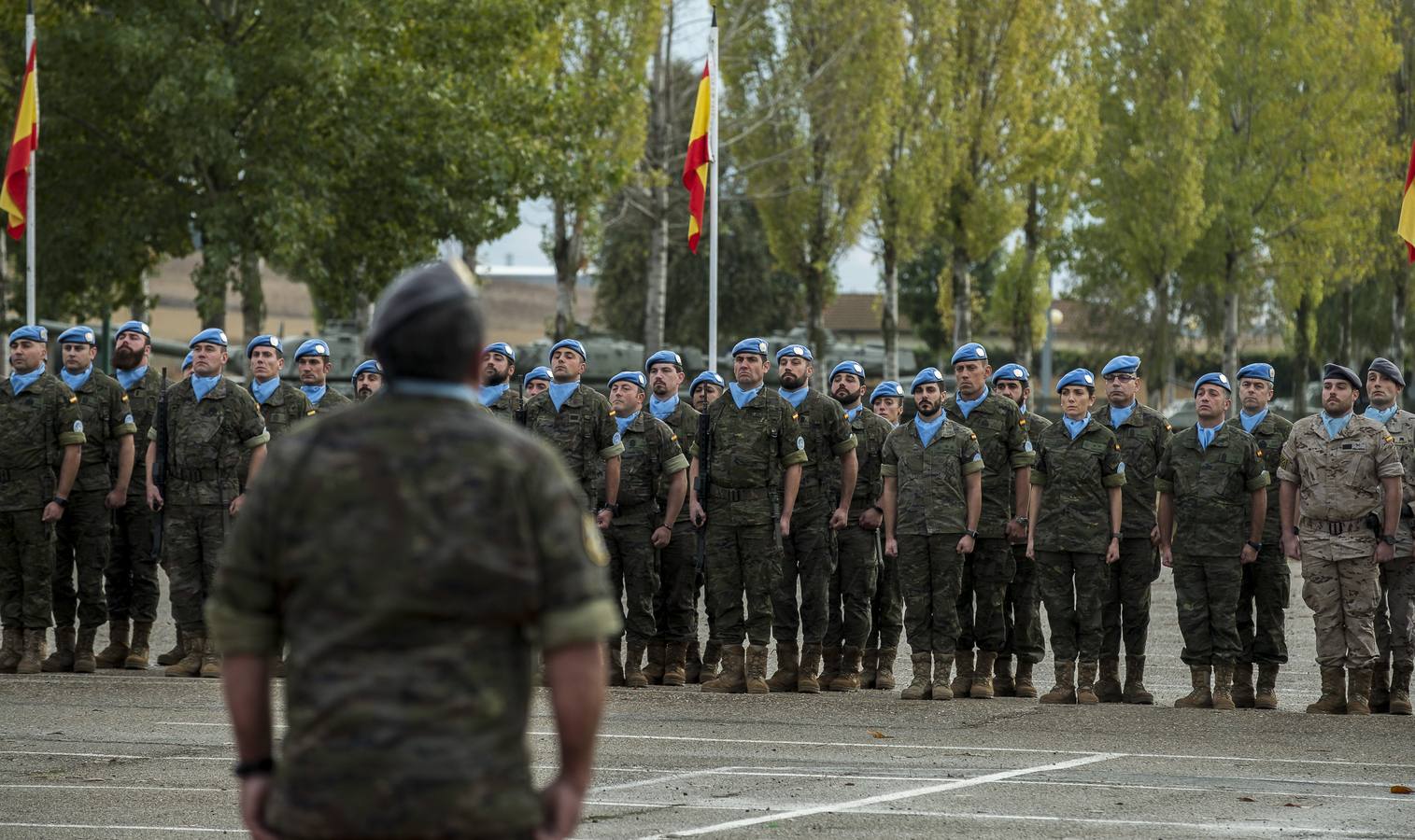 La parada militar se ha celebrado bajo la presidencia del coronel Álvaro de Zunzunegui, jefe del Regimiento, y los soldados que forman parte del contigente han sido despedidos por sus familiares, amigos y compañeros