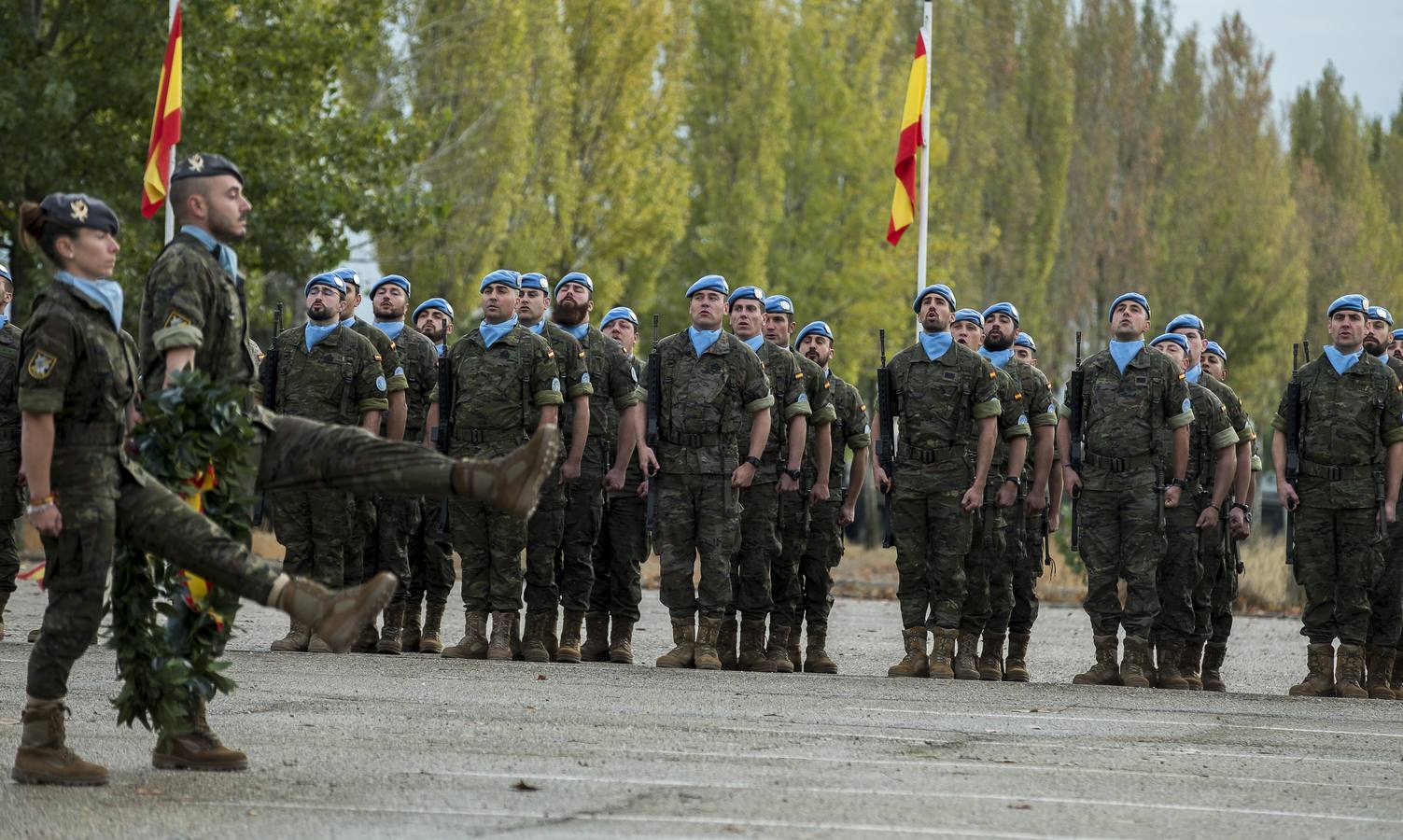 La parada militar se ha celebrado bajo la presidencia del coronel Álvaro de Zunzunegui, jefe del Regimiento, y los soldados que forman parte del contigente han sido despedidos por sus familiares, amigos y compañeros