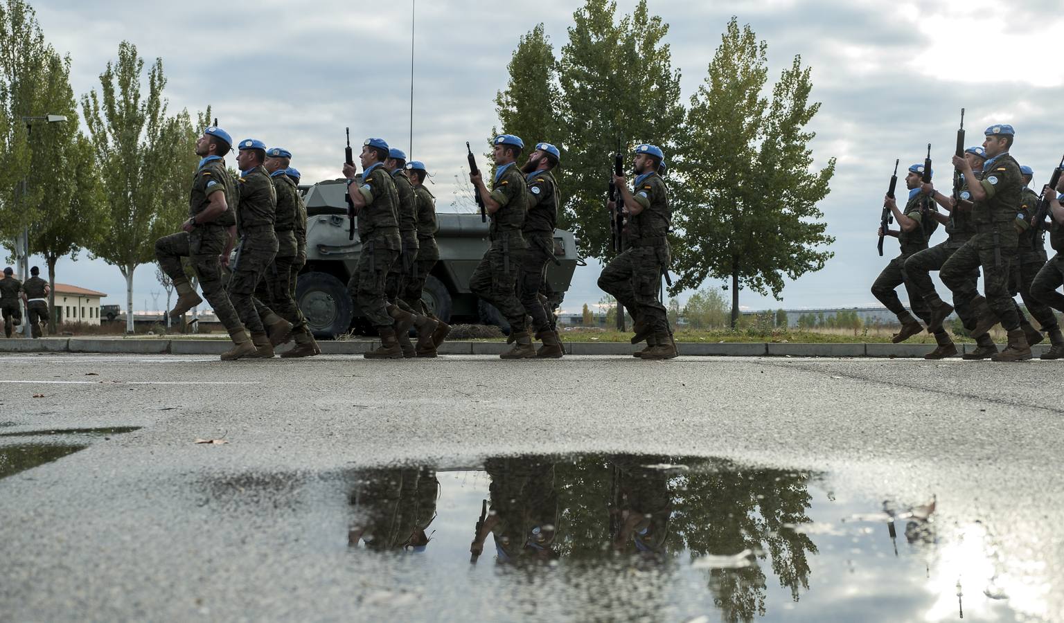 La parada militar se ha celebrado bajo la presidencia del coronel Álvaro de Zunzunegui, jefe del Regimiento, y los soldados que forman parte del contigente han sido despedidos por sus familiares, amigos y compañeros