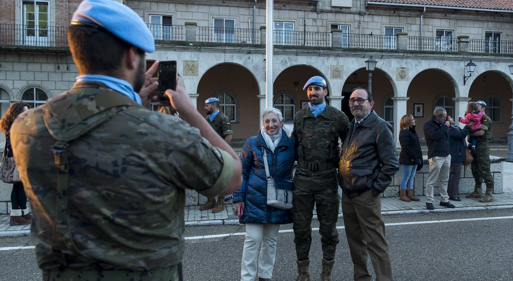 La parada militar se ha celebrado bajo la presidencia del coronel Álvaro de Zunzunegui, jefe del Regimiento, y los soldados que forman parte del contigente han sido despedidos por sus familiares, amigos y compañeros
