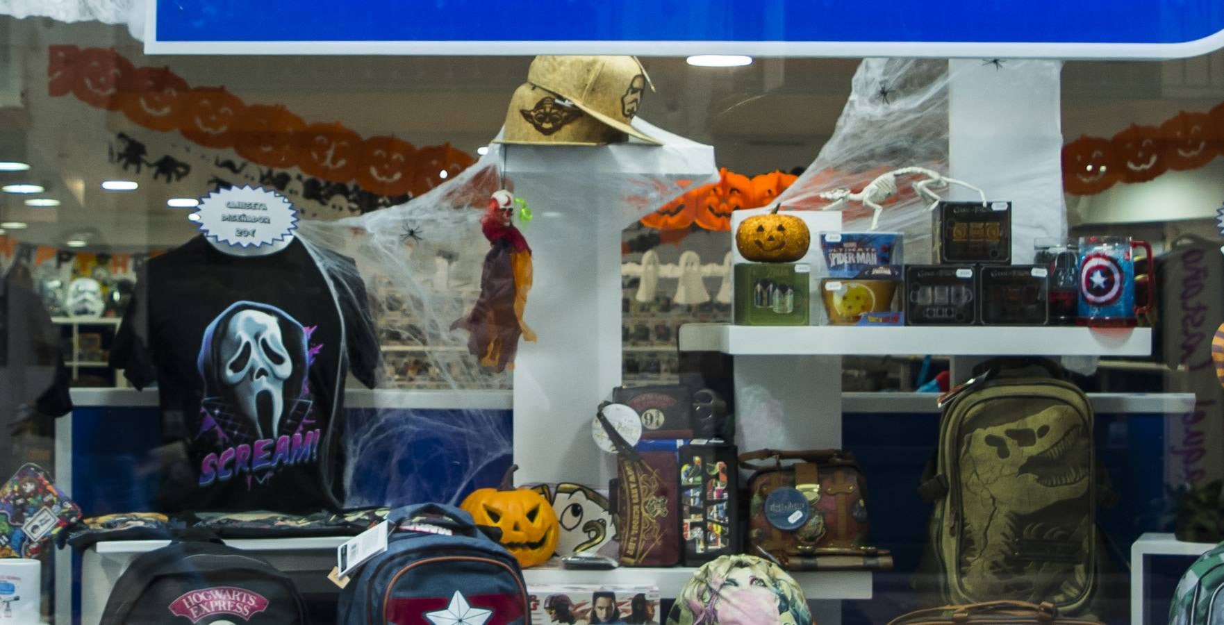 Fotos: El comercio vallisoletano se viste de Halloween