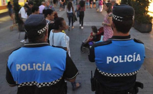 La Junta condecora a los policías locales que salvaron la vida de un anciano durante un incendio en Medina del Campo