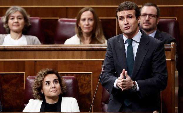 Pablo Casado (d) interviene en el Congreso de los Diputados. 