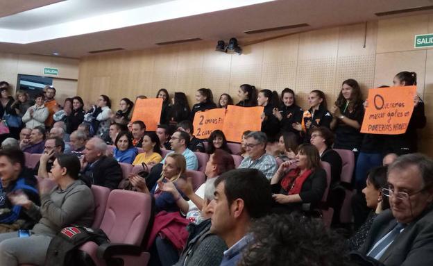 Padres, madres, jugadores y entrenadores, durante el pleno. 