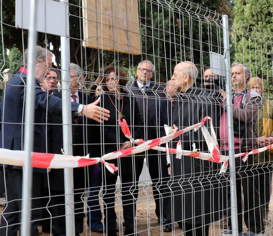 El cardenal arzobispo de Valladolid y presidente de la Conferencia Episcopal, Ricardo Blázquez, ha pronunciado hoy un breve responso junto al memorial por las víctimas que se está construyendo en el cementerio 