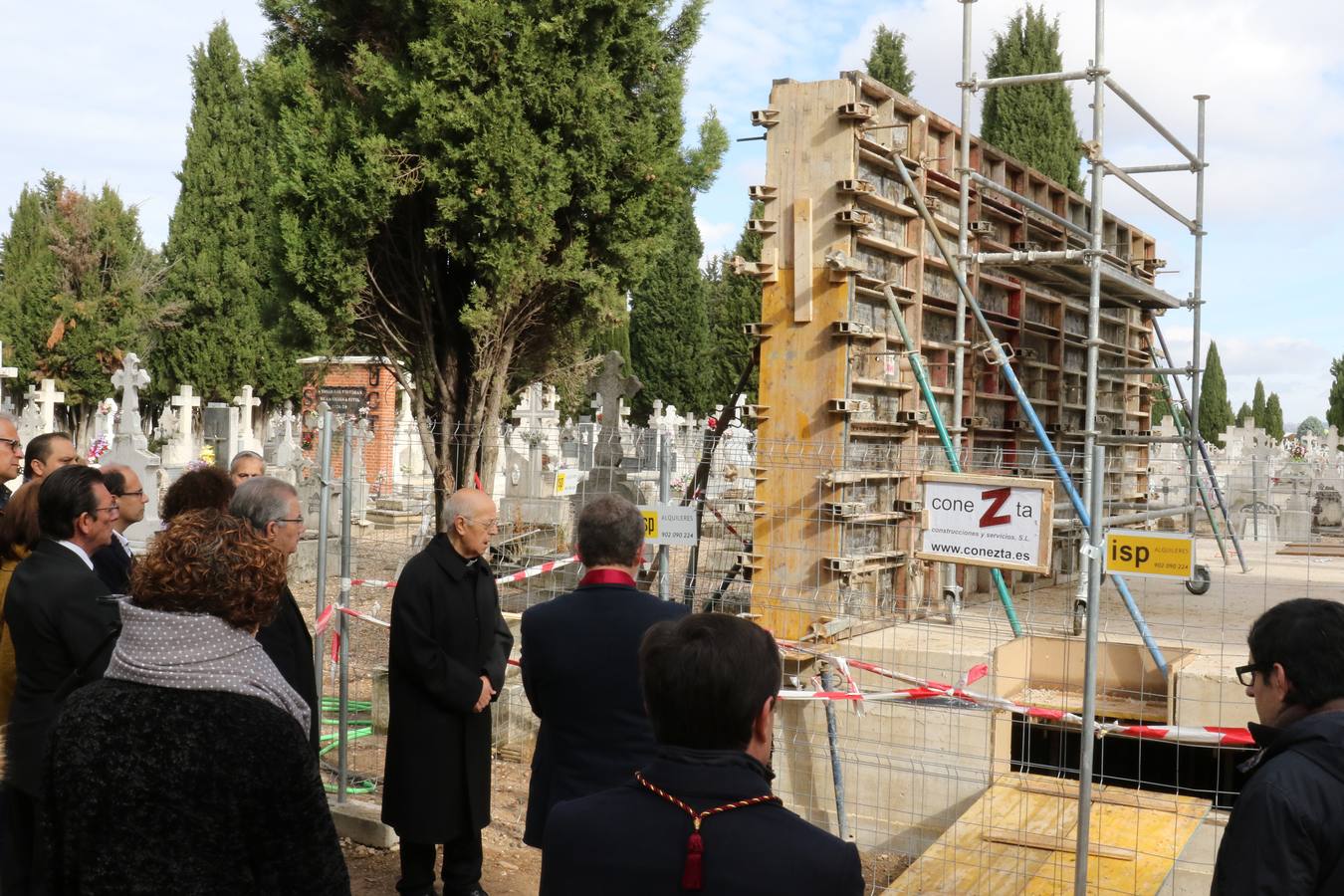El cardenal arzobispo de Valladolid y presidente de la Conferencia Episcopal, Ricardo Blázquez, ha pronunciado hoy un breve responso junto al memorial por las víctimas que se está construyendo en el cementerio 