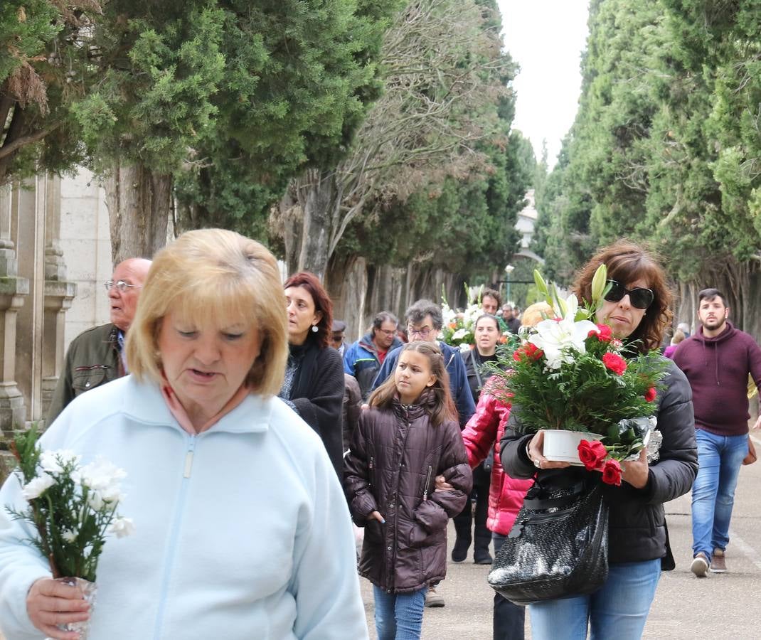 Fotos: Día de Todos los Santos en el cementerio de El Carmen de Valladolid