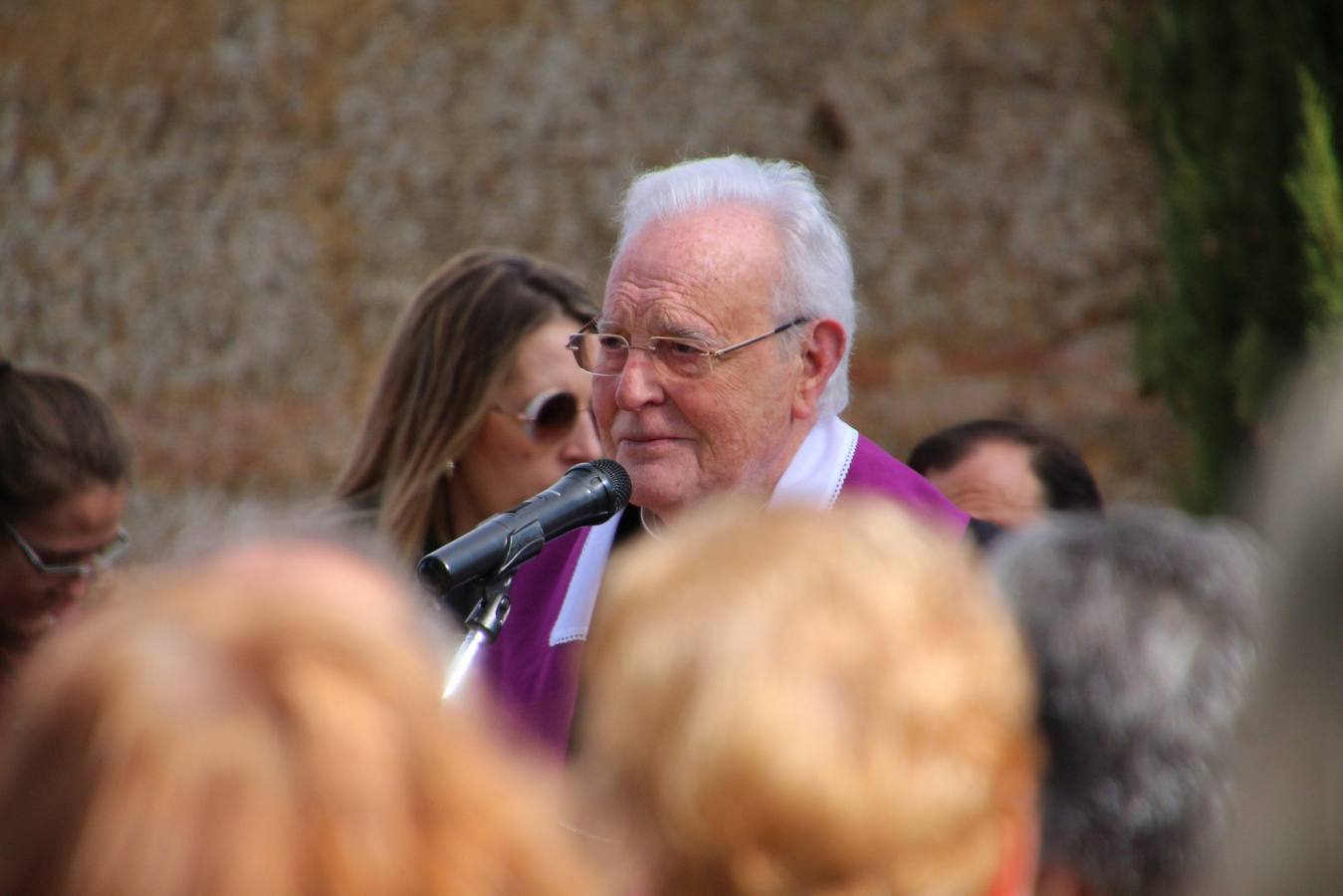 El cardenal Carlos Amigo fue el encargado de llevar a cabo un responso en recuerdo y homenaje a todos lo difuntos que descansan en el cementerio de la localidad