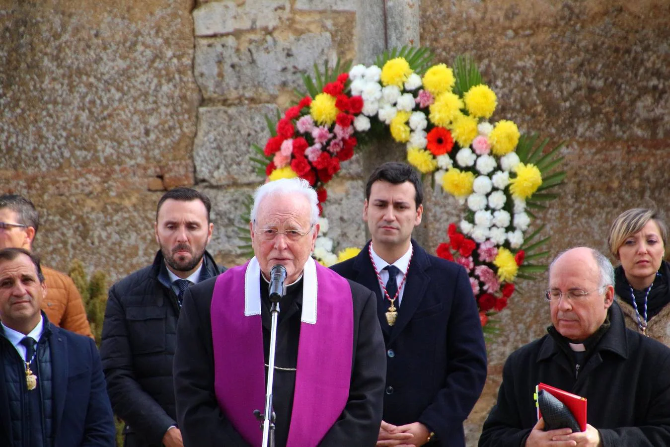 El cardenal Carlos Amigo fue el encargado de llevar a cabo un responso en recuerdo y homenaje a todos lo difuntos que descansan en el cementerio de la localidad