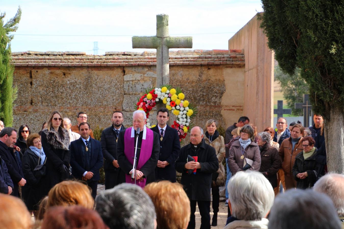 El cardenal Carlos Amigo fue el encargado de llevar a cabo un responso en recuerdo y homenaje a todos lo difuntos que descansan en el cementerio de la localidad