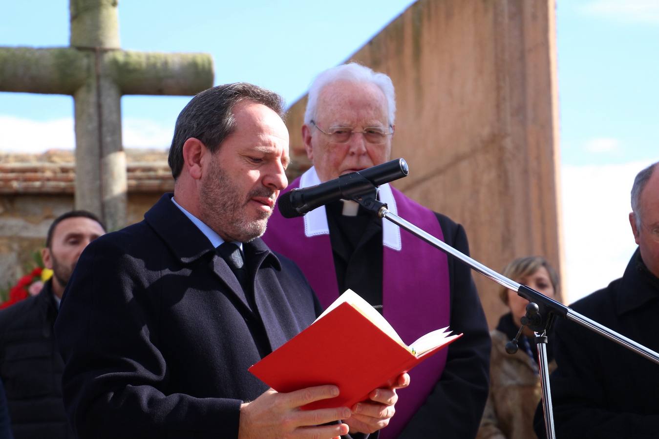 El cardenal Carlos Amigo fue el encargado de llevar a cabo un responso en recuerdo y homenaje a todos lo difuntos que descansan en el cementerio de la localidad