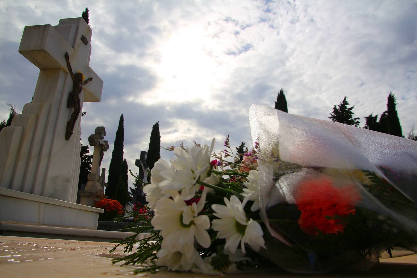 El cardenal Carlos Amigo fue el encargado de llevar a cabo un responso en recuerdo y homenaje a todos lo difuntos que descansan en el cementerio de la localidad