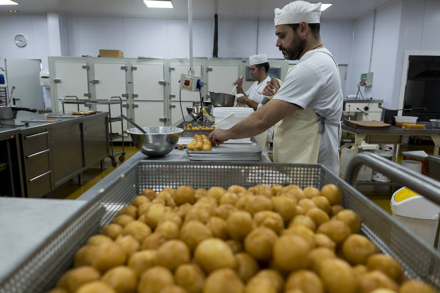 La familia confitera de Maro Valles mantiene esta dulce tradición para la festividad de los Santos