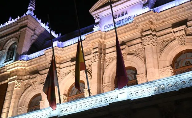 Banderas a media asta en el Ayuntamiento de Valladolid. 