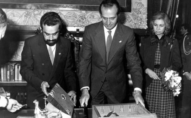 Tomás Rodríguez Bolaños, en 1984 cuando era alcalde de Valladolid, en el despacho municipal con los Reyes Don Juan Carlos y Doña Sofía.