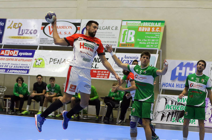Fotos: Victoria del Balonmano Nava ante el Handball Bordils (30-21)