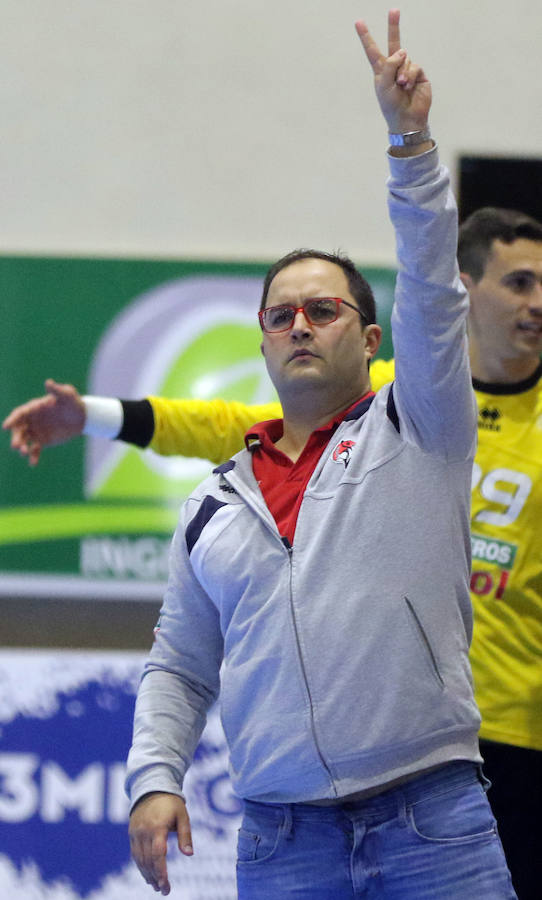 Fotos: Victoria del Balonmano Nava ante el Handball Bordils (30-21)