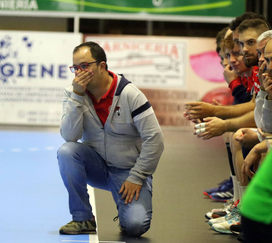 Fotos: Victoria del Balonmano Nava ante el Handball Bordils (30-21)