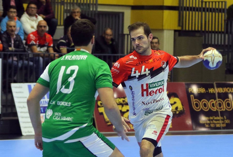 Fotos: Victoria del Balonmano Nava ante el Handball Bordils (30-21)