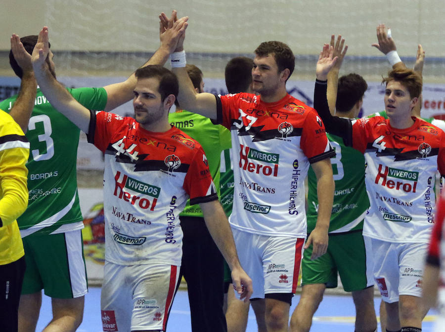 Fotos: Victoria del Balonmano Nava ante el Handball Bordils (30-21)