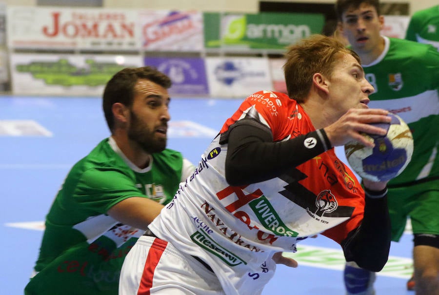 Fotos: Victoria del Balonmano Nava ante el Handball Bordils (30-21)