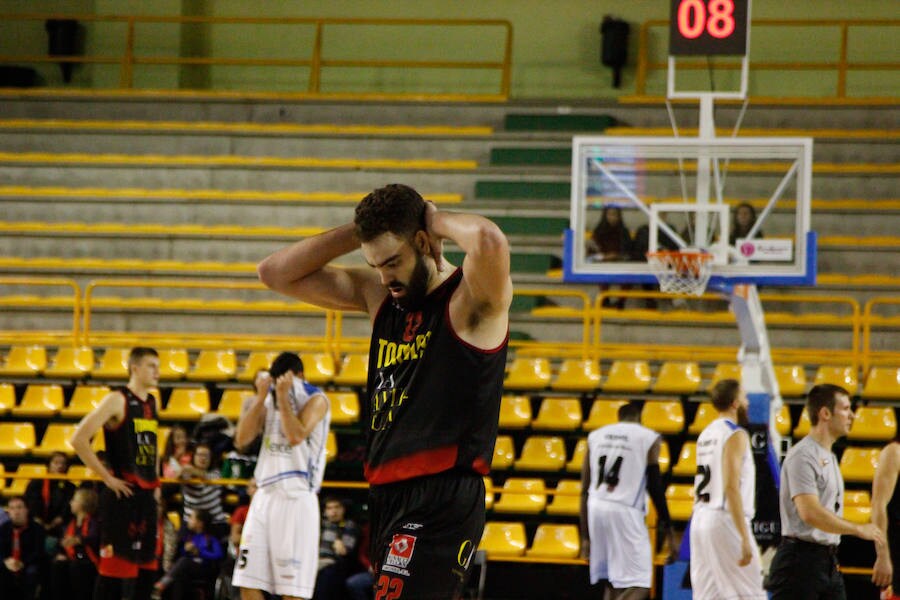 Fotos: La Antigua CB Tormes encaja su primera derrota en casa