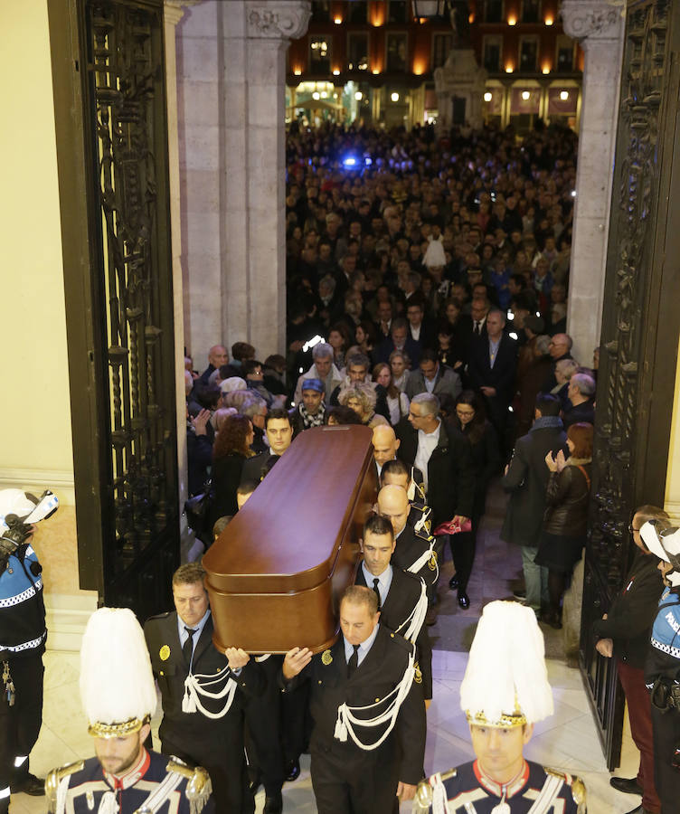 El Ayuntamiento de Valladolid acoge la capilla ardiente por el que fuera su alcalde entre 1979 y 1995