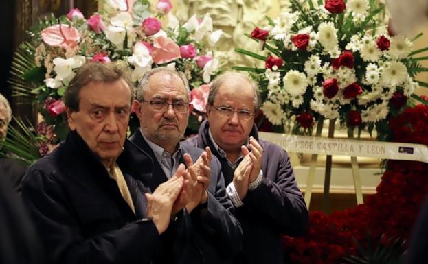 El presidente de la Junta, Juan Vicente Herrera, junto a Jesús Quijano en el consejero de Presidencia, José Antonio de Santiago Juárez en la capilla ardiente de Tomás Rodríguez Bolaños en el Ayuntamiento de Valladolid. 