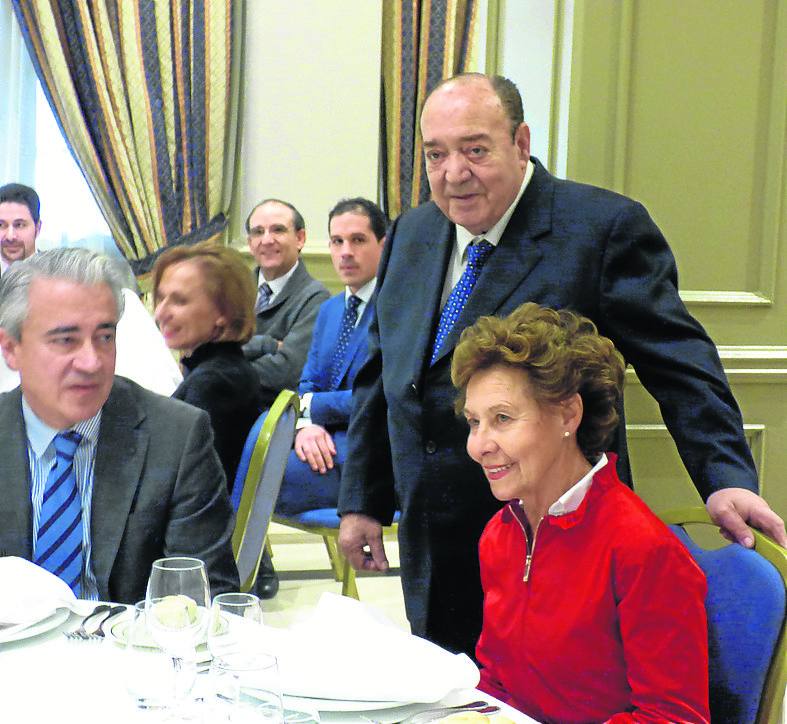 Antonio Primo, de pie, en un homenaje a Teresa Rodríguez, de Galletas Gullón.