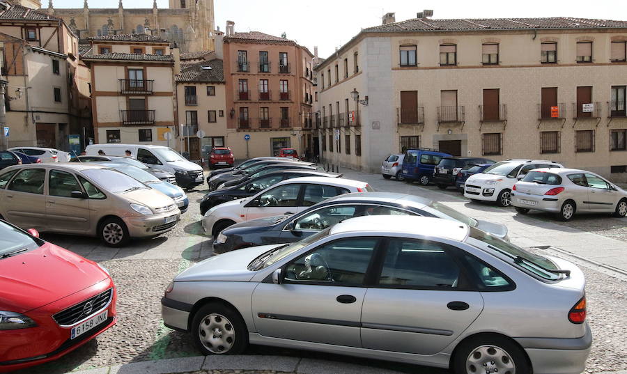 Vehículos aparcados en la plaza de San Esteban, en el casco histórico de Segovia. 