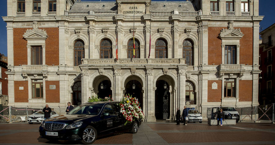 Fotos: Traslado del cuerpo de Tomás Rodríguez Bolaños de la capilla ardiente del Ayuntamiento de Valladolid al tanatorio