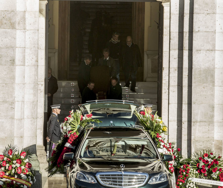 Fotos: Traslado del cuerpo de Tomás Rodríguez Bolaños de la capilla ardiente del Ayuntamiento de Valladolid al tanatorio
