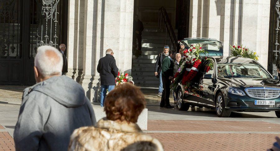 Fotos: Traslado del cuerpo de Tomás Rodríguez Bolaños de la capilla ardiente del Ayuntamiento de Valladolid al tanatorio
