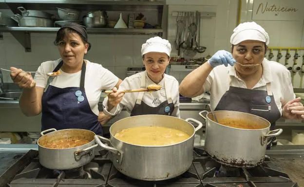 Tina Manole, Mariccia Passaroui y Angélica Banu, tres de las cocineras del Restaurante María, prueban las sopas y guisos del día del establecimiento. 