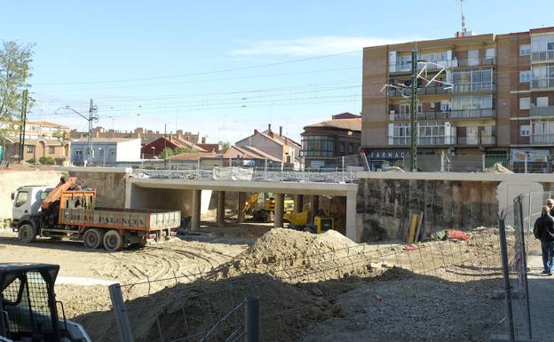 La retirada de tierras ya permite ver la conexión entre la plaza de Rafael Cano y la calle de la Salud. 