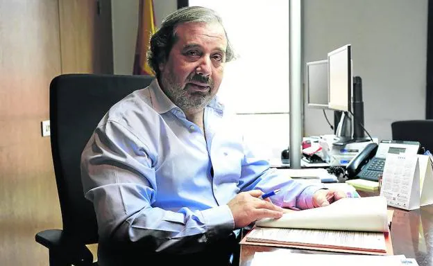 El juez Emilio Vega, en su despacho de la sede de Angustias. 